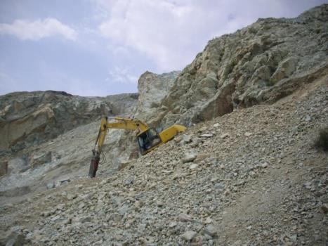 دستور توقف فعالیت معدن سنگ واقع در كوه های دركه صادر شد