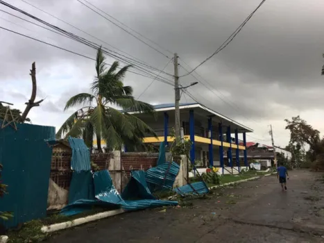 طوفان در جنوب فیلیپین قربانی گرفت آوارگی هزاران روستایی و سرگردانی مسافران در بنادر