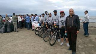 ركاب زنی در نوار ساحلی خزر با شعار مبارزه با زباله های پلاستیكی در دریاها